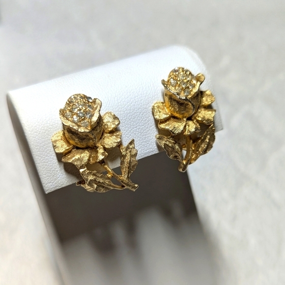 Vintage 60's/70's Goldette Floral Rhinestone Clip Earrings - Picture 8 of 9